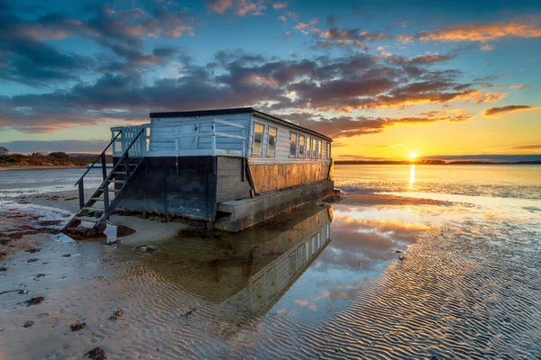 在Purbeck岛上Studland的Bramble Bush湾停泊的一艘旧游艇上 夕阳西下 — 图库照片