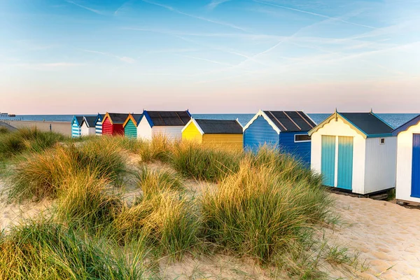 Suffolk Kıyısındaki Southwold Daki Kum Tepelerindeki Güzel Sahil Kulübeleri — Stok fotoğraf