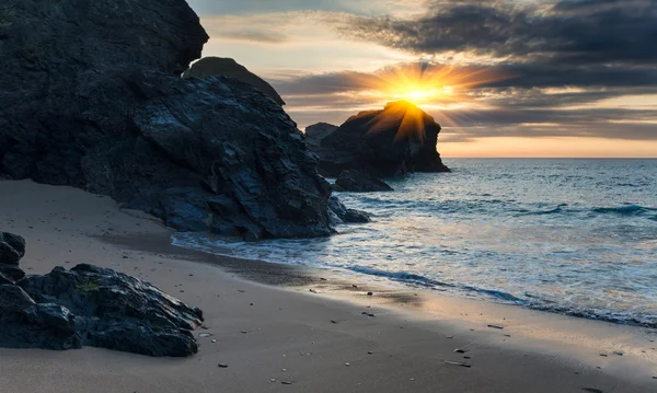 Sonnenuntergang an einer sandigen Bucht — Stockfoto