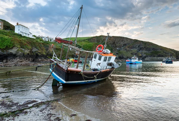 Barcos de pesca en la playa — Foto de Stock