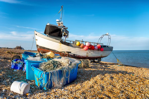 Barca da pesca sulla spiaggia nel Kent — Foto Stock