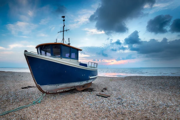 Barco azul en una playa de tejas — Foto de Stock