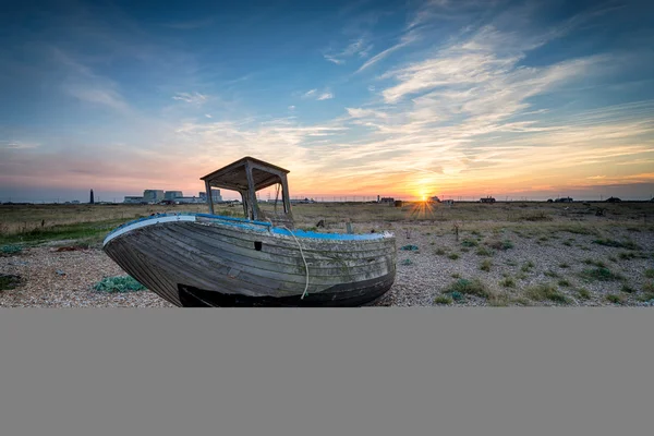 Vecchia barca di legno al tramonto — Foto Stock