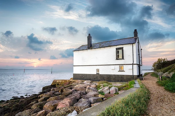 Cottage sulla riva del mare — Foto Stock