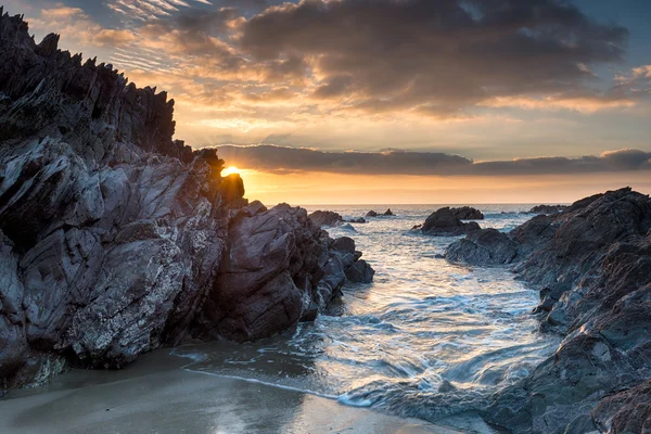 Puesta de sol en Whitsand Bay en Cornwall — Foto de Stock