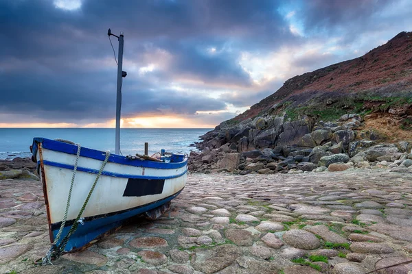 Barca da pesca su una spiaggia — Foto Stock