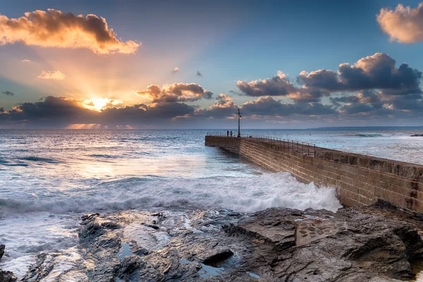 Pôr do sol raios sobre Porthleven Pier — Fotografia de Stock