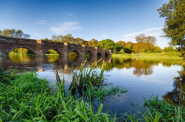 Ponte de moinho branco — Fotografia de Stock