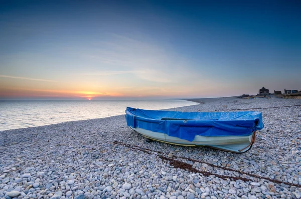 Barco de pesca em Chesil Beach — Fotografia de Stock