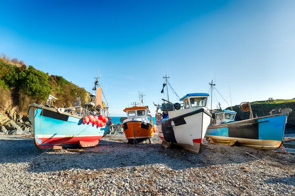 Fiskebåtar på stranden — Stockfoto