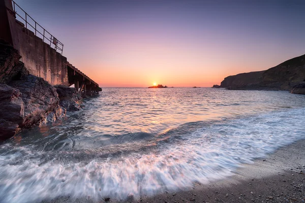 Sunset at Polpeor Cove in Cornwall — Stock Photo, Image