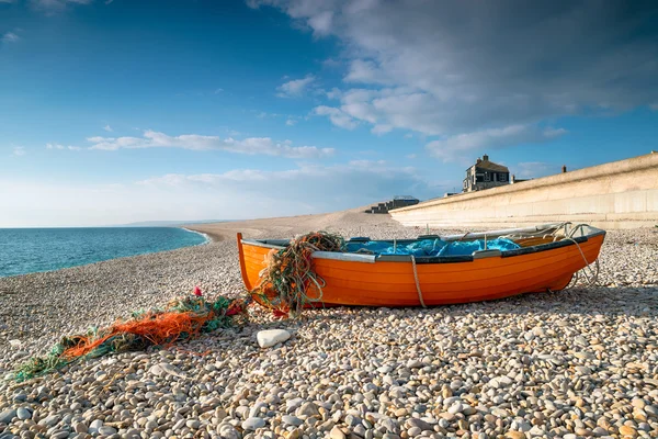 Риболовецьке судно на Chesil пляжі — стокове фото