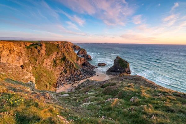 Günbatımı Cornish kıyı şeridi üzerinde — Stok fotoğraf