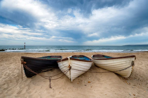 Barcos em uma praia de areia — Fotografia de Stock