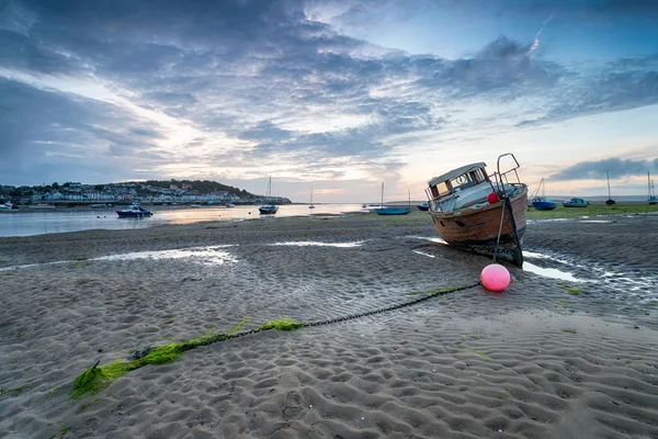 Schlauchboot am Strand von Devon — Stockfoto