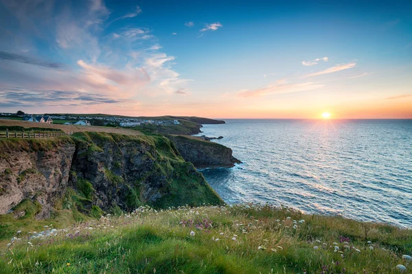 Coucher de soleil sur Port Gaverne en Cornouailles — Photo