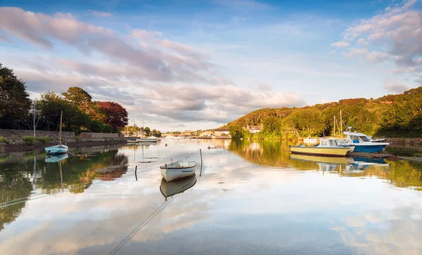 Hoog tij in Millbrook in Cornwall — Stockfoto