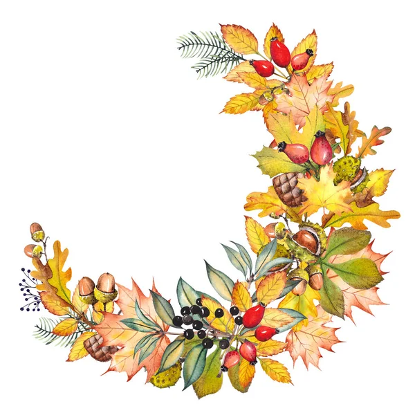 Осенний полувенок с разноцветными листьями, желудями, соснами и ягодами. — стоковое фото