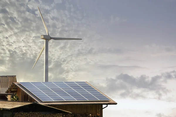 Panel fotovoltaico y molino de viento energía ecológica Imagen De Stock