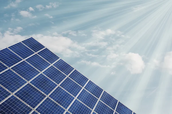 Gökyüzü güneş ışınları ile karşı Solarcell