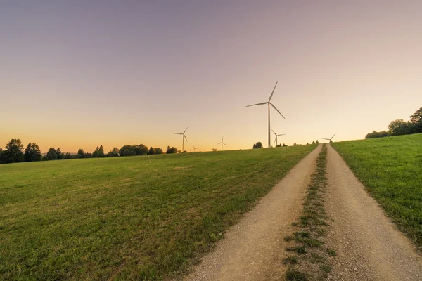 Windkraftpark mit natürlichem Weg — Stockfoto