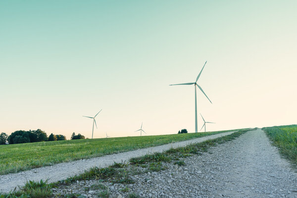 Ветряная мельница индустриальный энергетический парк с естественным путем
