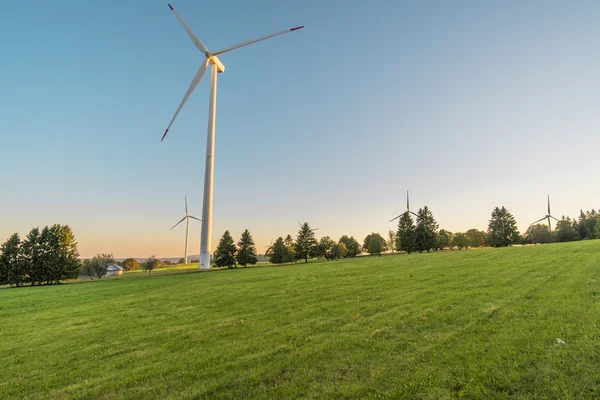 Moinho de vento parque de energia eólica produção de energia industrial — Fotografia de Stock
