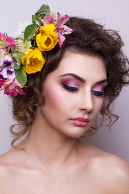 bahar çiçekleri ile güzel bir kız. taze cilt