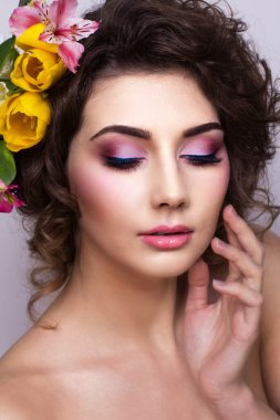 bahar çiçekleri ile güzel bir kız. taze cilt