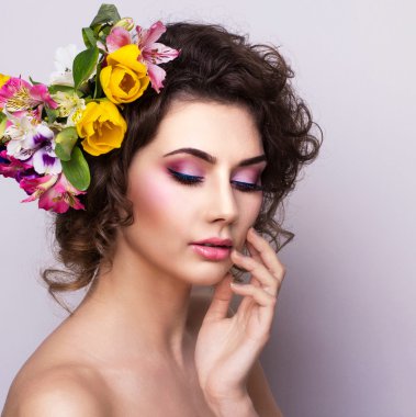 bahar çiçekleri ile güzel bir kız. taze cilt