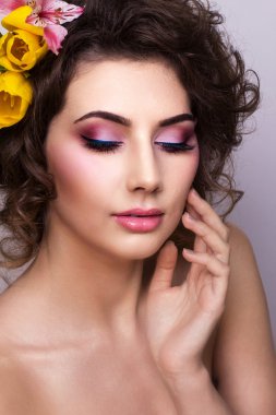 bahar çiçekleri ile güzel bir kız. taze cilt