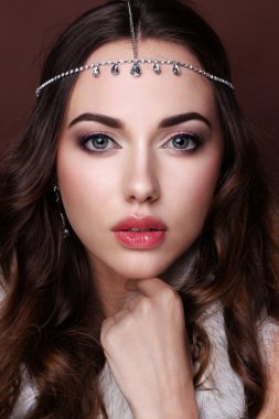 Uzun kahverengi dalgalı saçlı güzellik modeli kadın. Sağlıklı saç ve B