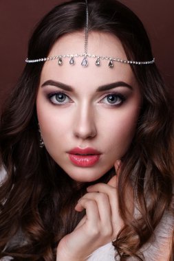 Uzun kahverengi dalgalı saçlı güzellik modeli kadın. Sağlıklı saç ve B