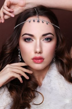 Uzun kahverengi dalgalı saçlı güzellik modeli kadın. Sağlıklı saç ve B