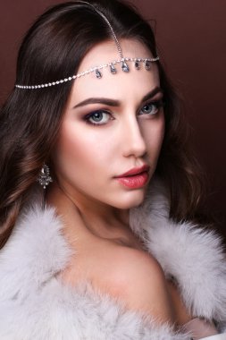 Uzun kahverengi dalgalı saçlı güzellik modeli kadın. Sağlıklı saç ve B