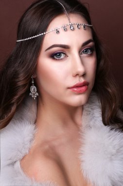 Uzun kahverengi dalgalı saçlı güzellik modeli kadın. Sağlıklı saç ve B