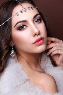 Uzun kahverengi dalgalı saçlı güzellik modeli kadın. Sağlıklı saç ve B