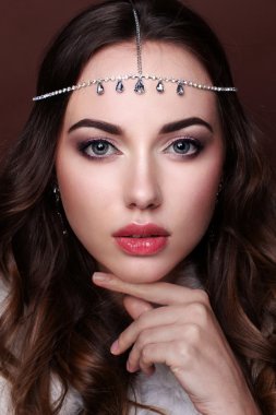 Uzun kahverengi dalgalı saçlı güzellik modeli kadın. Sağlıklı saç ve B