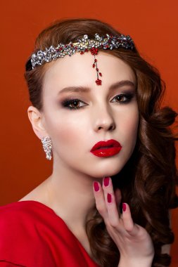 Kırmızı elbiseli güzellik kadın kırmızı bir arka plan. Kırmızı dudaklar ve çivi.