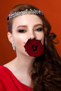 şehvetli kadın ağzına kırmızı gül ile