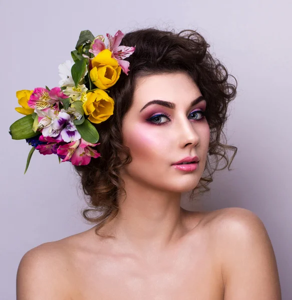 Όμορφη κοπέλα με ανοιξιάτικα λουλούδια. νέο δέρμα — Φωτογραφία Αρχείου