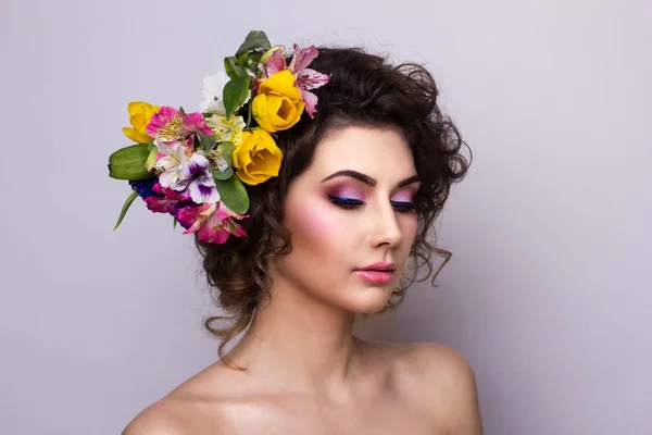 Bella ragazza con fiori di primavera. Pelle fresca — Foto Stock