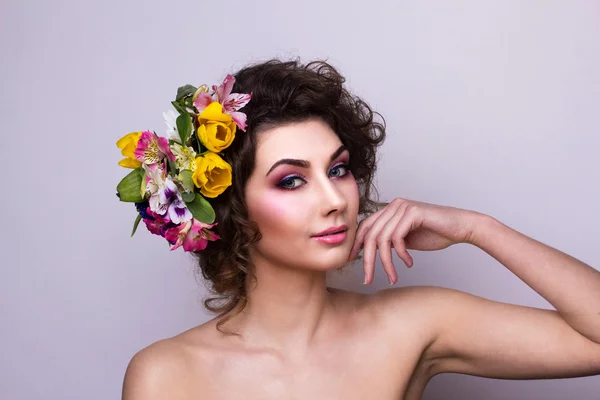 Belle fille avec des fleurs de printemps. Peau fraîche — Photo