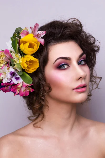 Belle fille avec des fleurs de printemps. Peau fraîche — Photo