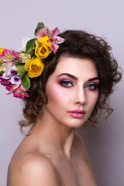 Menina bonita com flores de primavera. Pele fresca — Fotografia de Stock