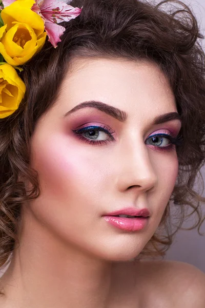 Όμορφη κοπέλα με ανοιξιάτικα λουλούδια. νέο δέρμα — Φωτογραφία Αρχείου