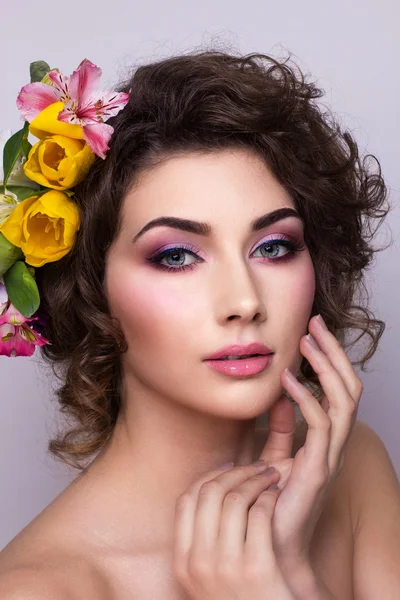 Menina bonita com flores de primavera. Pele fresca — Fotografia de Stock