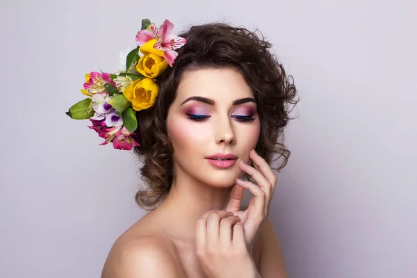 Belle fille avec des fleurs de printemps. Peau fraîche — Photo