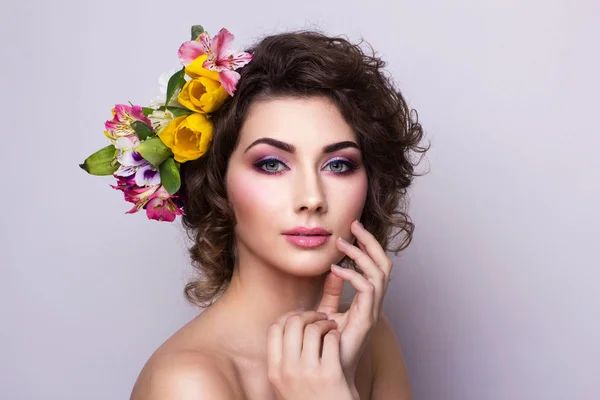 Menina bonita com flores de primavera. Pele fresca — Fotografia de Stock