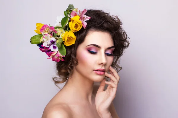 Mooi meisje met voorjaar bloemen. frisse huid — Stockfoto